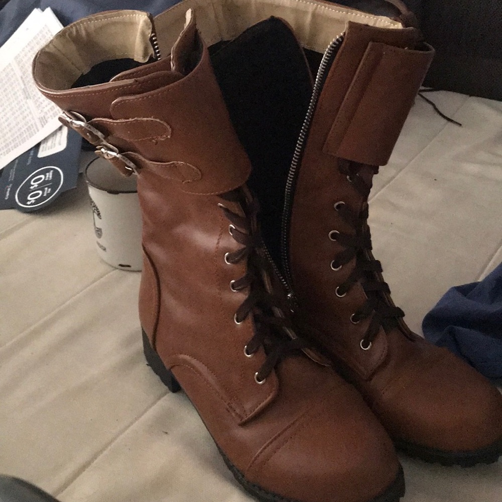 COMBAT BOOTS